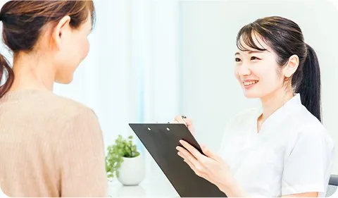スタッフが患者さんにカウンセリングしている様子