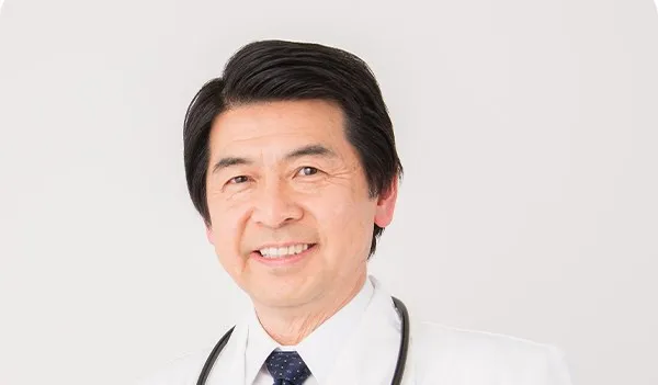 白衣に聴診器をかけて微笑む男性医師