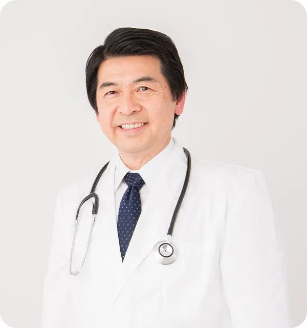 白衣に聴診器をかけて微笑む男性医師